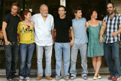 El director (centro), junto a Pablo Rivero, María Vázquez, Joan Dalmau, Jan Cornet, Iciar Bollain y Luis Tosar.