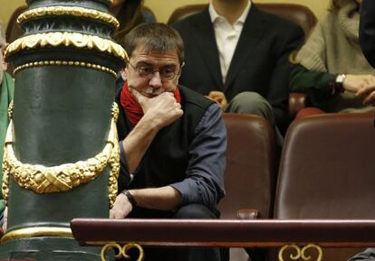 El dirigente de Podemos Juan Carlos Monedero asiste desde la tribuna de invitados a la sesión constitutiva de la Cámara Baja que supone la apertura de la XI Legislatura.