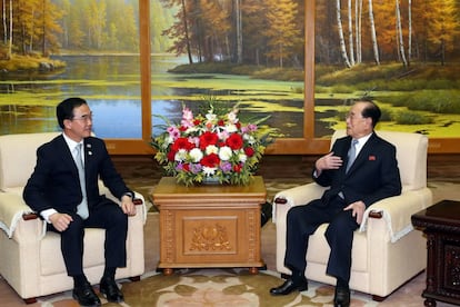 El jefe de Estado honorífico, Kim Yong-nam (d), conversa con el ministro surcoreano de Unificación, Cho Myoung-gyon (i), durante su reunión celebrada en el marco de la cumbre intercoreana que se celebra en Pionyang (Corea del Norte).