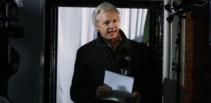 Julian Assange se dirige a sus seguidores desde el balcón de la Embajada de Ecuador en Londres.