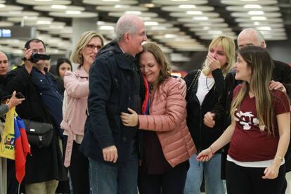 Antonio Ledezma, abraçado por sua esposa em sua chegada a Madri, no aeroporto de Barajas, no sábado.
