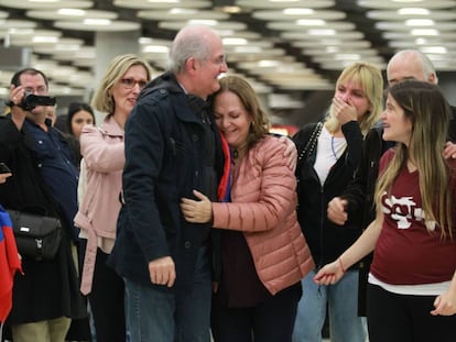 Antonio Ledezma, abraçado por sua esposa em sua chegada a Madri, no aeroporto de Barajas, no sábado.