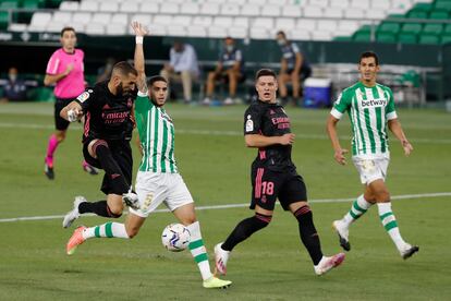 Benzema (i) remata un balón ante la presencia de Bartra (2i), Jovic (2d) y Mandi (d).