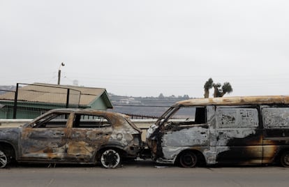 The charred remains of two cars on the side of a road on Sunday in Viña del Mar.