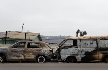 Los restos calcinados de dos autos a la orilla de una vía, este domingo en Viña del Mar.