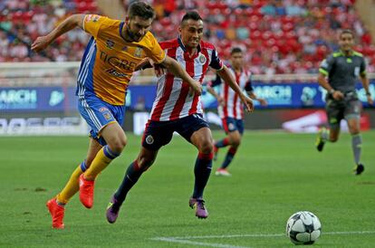 Gignac y Hernández disputan un balón