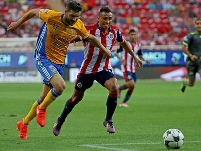 Gignac y Hernández disputan un balón