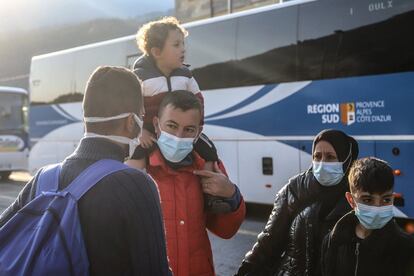 Fraternità Massi abrió sus puertas en junio de 2018, cuando el flujo migratorio se desplazó a los caminos que conducen desde Claviere, el último municipio de la frontera, al valle de la Clarée. Hasta entonces, la mayoría de los migrantes procedentes de la ruta mediterránea prefería entrar en Francia cruzando la frontera de los Alpes marítimos, entre Ventimiglia y Menton. En la foto, una familia procedente del Kurdistán iraquí, antes de coger el autobús de Oulx a Claviere.