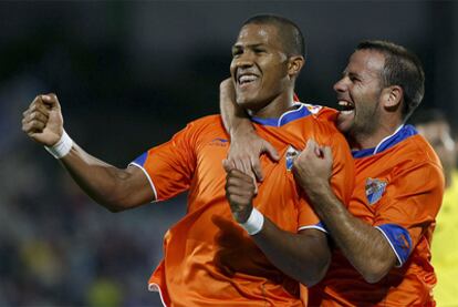 Rondón y Galdeano festejan un gol del Málaga ante el Getafe.