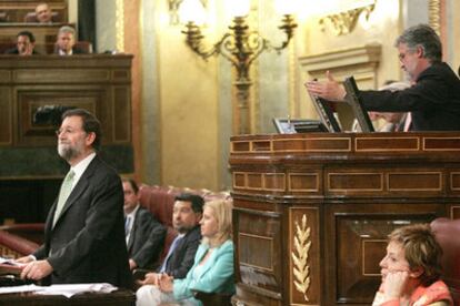 Rajoy, en la tribuna de oradores. Detrás de él, al ampliar la foto, Manuel Marín.