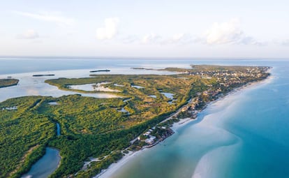 Vista área de la isla mexicana de Holbox, en la reserva de Yum Balam.