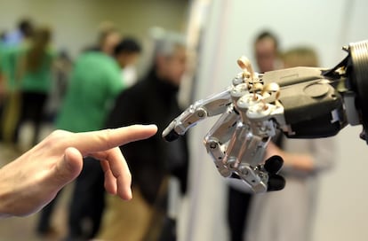 Un hombre mueve su dedo hacia un robot hecho a mano por Schunk durante la Conferencia Internacional de Robots humanoides en Madrid. El tema de la conferencia "Los seres humanos y los robots Face-to-Face "confirma el creciente interés en el campo de la interacción humano-humanoide.