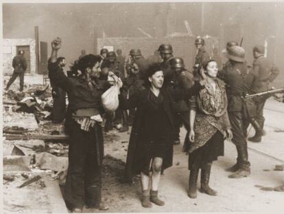 Combatientes jud&iacute;os apresados por los nazis durante la sublevaci&oacute;n del gueto de Varsovia, en 1943. 