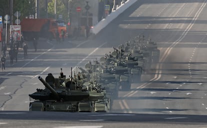 Una columna de tanques rusos se dirigen a la Plaza Roja de Moscú para participar el desfile.