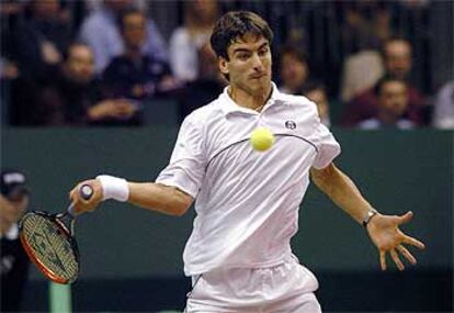 Tommy Robredo se dispone a golpear la pelota para ganar un tanto.