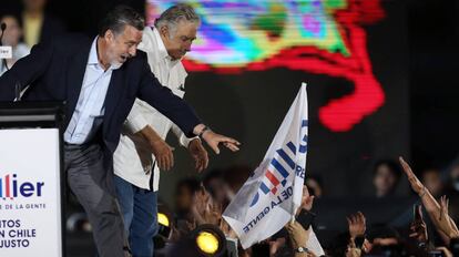 Guillier y el expresidente uruguayo José Mujica, este jueves.
