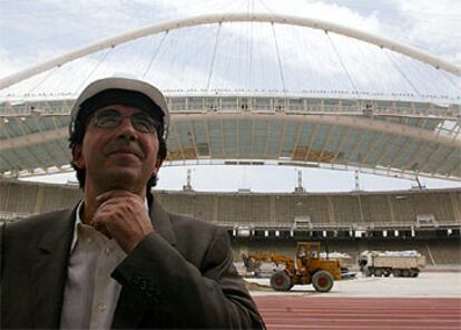 Santiago Calatrava, con casco, bajo la cubierta del estadio olímpico de Atenas.