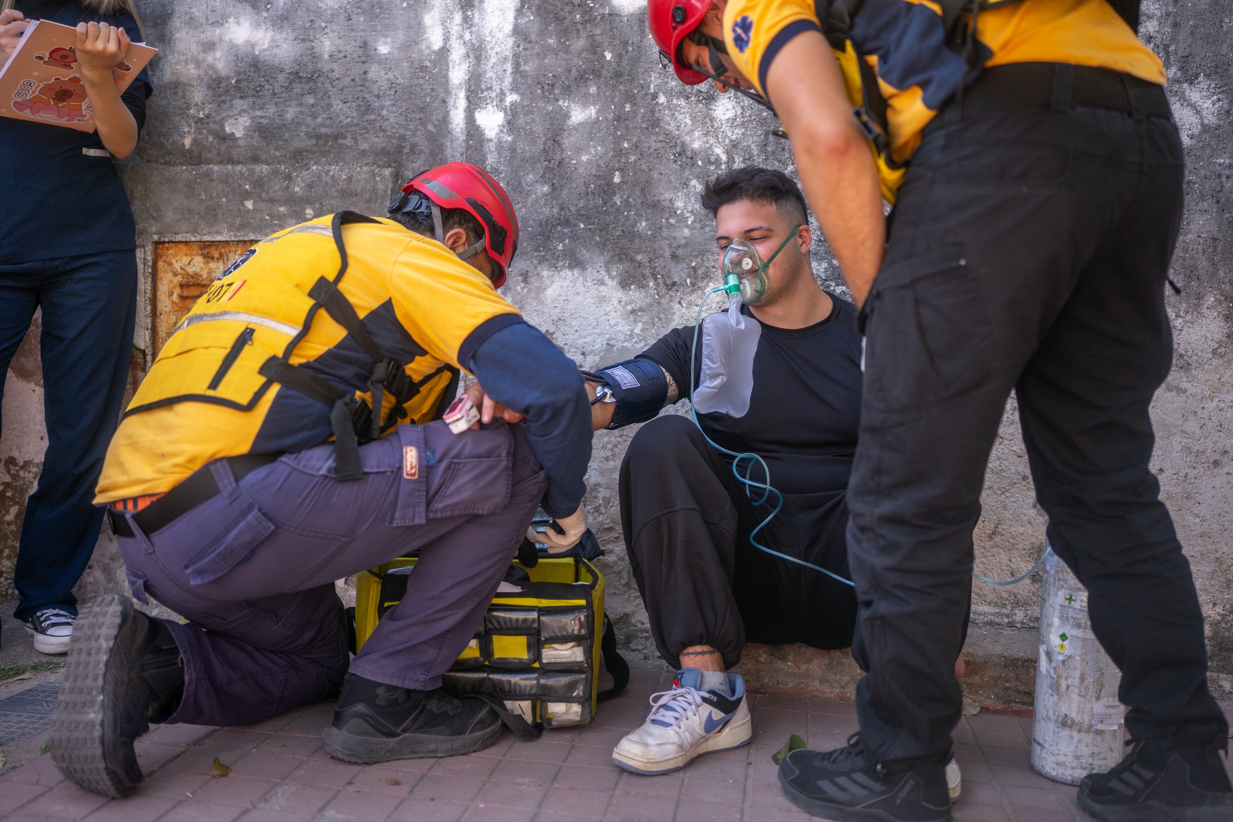 Personal de emergencias muestra como apoyar a personas lesionadas. 