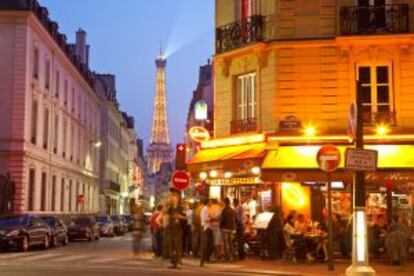La torre Eiffel vista desde la esquina de la Rue Saint Dominique con la avenida Tour Maubourg, en París.