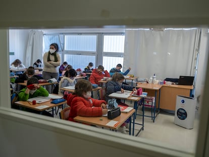 Alumnos en un aula del colegio Maestro Antonio Reyes Lara, en la localidad sevillana de Gines.