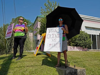 Kim Gibson, a la izquierda, y otra defensora, sostienen pancartas este viernes frente a la única clínica de abortos en Misisipi.