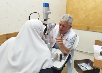 Oogarts Akel Taqz behandelt een patiënt bij de NGO Physicians for Human Rights.