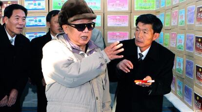El presidente de Corea del Norte, Kim Jong-il (en primer término) visita una planta de salsa de soja en la factoría alimentaria de Ryongsong, en noviembre de 2010.