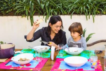 A chef de cozinha Bel Coelho e o filho Francisco.