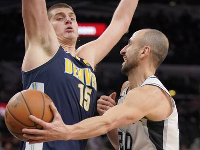 Manu Gin&oacute;bili durante el partido ante Denver Nuggets.