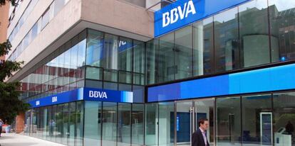 Oficina de BBVA en la calle Orense de Madrid. 