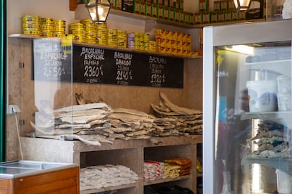 Una tienda de bacalao y conservas en Lisboa.