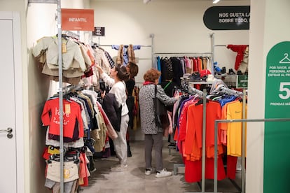 Varias personas miran ropa en una tienda Humana, en Madrid.