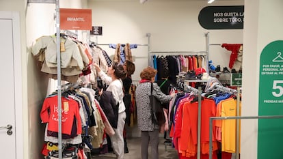 Varias personas miran ropa en una tienda Humana, en Madrid.