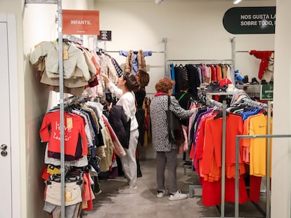 Varias personas miran ropa en una tienda Humana, en Madrid.