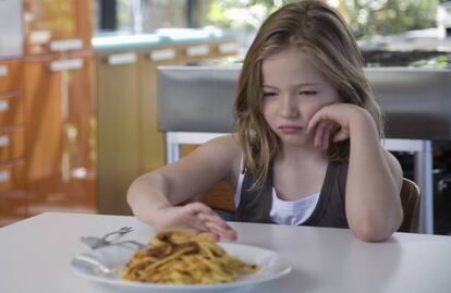 Una niña rechaza la comida. 