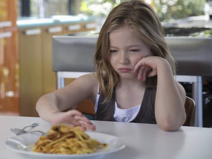 Una niña rechaza la comida. 