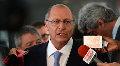 Alckmin concede entrevista após reunião com Dilma.