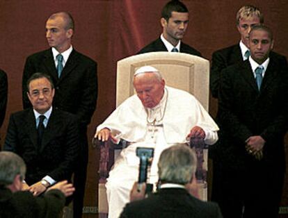 El papa Juan Pablo II, junto a Florentino Pérez y Roberto Carlos. Detrás. Cambiasso, Solari y Guti.