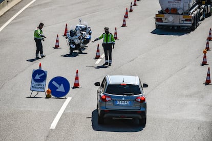 Control de tráfico de los Mossos d'Esquadra en el peaje de La Jonquera.