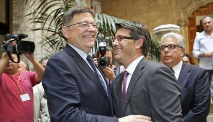 El socialista Jorge Rodríguez, nuevo presidente de la Diputación de Valencia, a la izquierda, se abraza con el jefe del Consell, Ximo Puig.