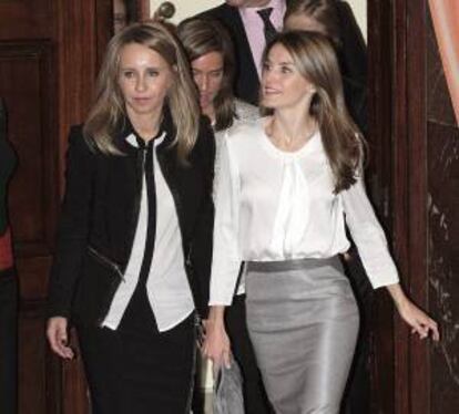 La Princesa Letizia, acompañada por la presidenta de la FEDEPE, Ana Bujaldón (i), y la ministra de Sanidad, Ana Mato (detrás), a su llegada a la XXII edición de la entrega de los Premios de la Federación de Mujeres Directivas, Ejecutivas, Profesionales y empresarias (FEDEPE), en un acto celebrado esta tarde en el CSIC, en Madrid.