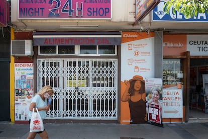 Negocios en el paseo marítimo de Algeciras, situados frente al puerto de pasajeros, cerrados por falta de clientes.