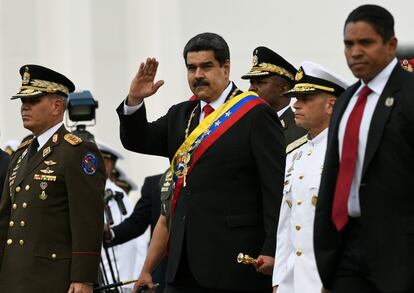 Nicolás Maduro, durante la ceremonia de toma de posesión de la Presidencia de Venezuela, en la que juramentó un segundo período, hasta 2025. Solamente cuatro presidentes latinoamericanos acudieron al acto celebrado en Caracas en la sede del Tribunal Supremo de Justicia: Evo Morales, de Bolivia; Miguel Díaz-Canel, de Cuba; Salvador Sánchez Cerén, de El Salvador; y Daniel Ortega, de Nicaragua. Por otra parte, los presidentes de Osetia del Sur, Anatoli Bibílov, y de Abjasia, Raul Khajimba, —dos países no reconocidos por la ONU— fueron los mandatarios procedentes de fuera del continente americano. El acto contó con representación de Turquía y Bielorrusia, Irán, Palestina, México y Uruguay, y de enviados de distintos países de África y de Oriente Medio.