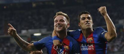 Rakitic y Suárez festejan el segundo tanto azulgrana.