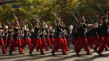 Los cadetes de segundo curso de la Academia General Militar de Oficiales del Ejército de Tierra de Zaragoza, en un momento del desfile del 12 de octubre de 2017.