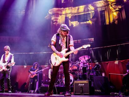 Johnny Deep y Jeff Beck tocan en el escenario.