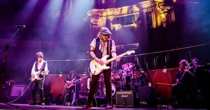 Jeff Beck (a la izquierda con una guitarra blanca) y Johnny Depp (con gorra), actuando en Londres.