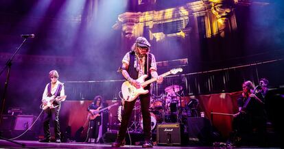 Johnny Deep y Jeff Beck tocan en el escenario.