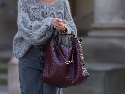 Detalle de un bolso ‘Andiamo’ granate de Bottega Veneta, una de las firmas que más han apostado por los tamaños XL. GETTY IMAGES.