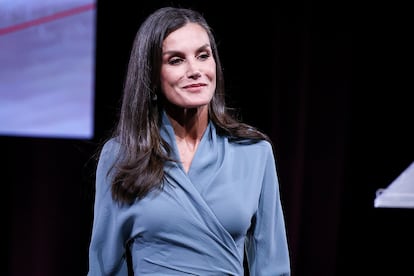 Letizia Ortiz, con un 'wrap dress' de Adolfo Domínguez.